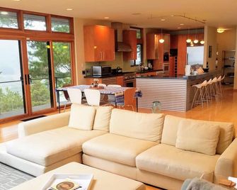 Rio Luna - Where the Majestic Navarro River Meets the Rugged Pacific Ocean - Albion - Sala de estar