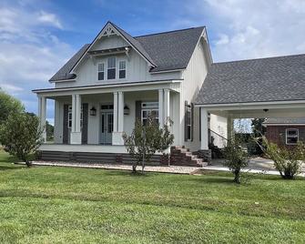 The carriage house/cottage house. Large expansive open floor plan - Eunice - Budova