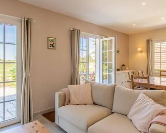 Les Charmes des 3 Allures - Serley - Sala de estar