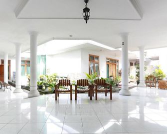 RedDoorz Syariah Near Alun Alun Magelang - Magelang - Lobby