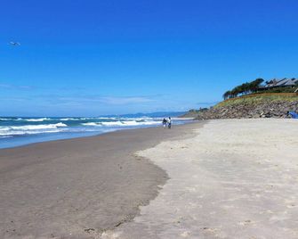 Charming oceanfront studio with easy beach access and stunning ocean views - Neskowin - Playa