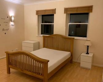 Lovely 3-Bed Apartment in London - London - Bedroom