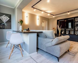 Golden Glow Hideaway - Bucharest - Living room