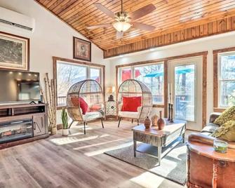 Secluded & Convenient Cabin Franklin Nc Pet Friendly Renovated Mountain Views - Franklin - Wohnzimmer