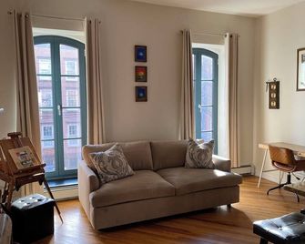 Historic 1869 Brownstone 15 min to NYC downtown - Jersey City - Living room