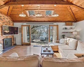 Escape to Paradise: Steps to Beach & Spacious Deck - Calverton - Living room