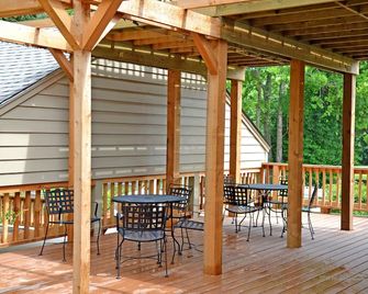 The Oaks Bed And Breakfast - Sulphur Springs - Innenhof