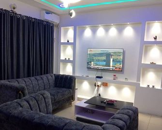 2 Bed - Sleeps 4 - Aircon - Free Parking - Benin City - Living room