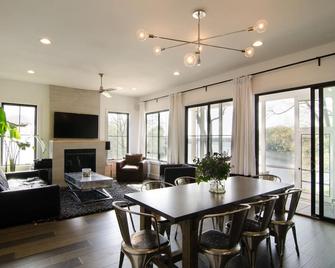 NEW modern lake house + apt for 15: HOT TUB, beach, firepit, playground, games! - Monticello - Essbereich