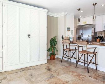 D11 - Beachfront Luxury - Oceanside - Cucina