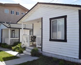 345 Hinds: 2 Br, 1 Ba House In Pismo Beach, Sleeps 4 - Pismo Beach - Building