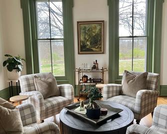 Historic Home Farm Stay in the Heart of Bourbon Country - Shelbyville - Huiskamer