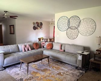 My Fairleighdy is a 3-bedroom house, perfectly located in historic Saint Joseph. - St Joseph - Living room