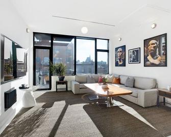 Penthouse w/ large rooftop Manhattan skyline in 2 family Townhome - Queens