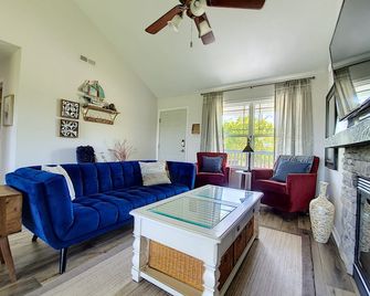 Seabiscuit 5- Relax And Kick Back (Decorated for the 2025 Christmas Season) - Taylorsville - Living room