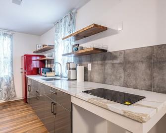 Cozy Apt Mins To Airport & Convention Center - College Park - Kitchen