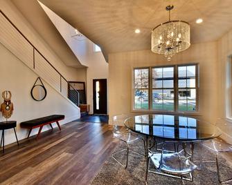 Chic Modern House on the Very Desirable Location In Downtown Wayzata - Wayzata - Eetruimte