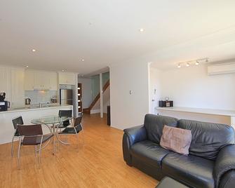 Alexandra Apartments - Bundaberg - Living room
