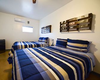 Carmen's Marfa Hotel/Leticia 2 Queen Beds - Marfa - Camera da letto