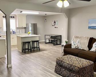 Cozy Getaway in Lake Charles - Lake Charles - Sala de estar