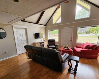 Comfortable 2 Bedroom Cabin - 3 Min To Roosevelt State Park. Wifi & Self Checkin - Pine Mountain - Living room