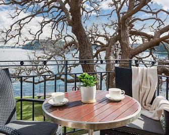 Serene And Stylish Harbourside Apartment - North Sydney - Balcony