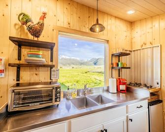 Off-grid tiny home farm stay with incredible mountain views! - Whitehall - Kitchen