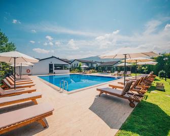 Sapanca Cayir Cimen Otel - Sapanca - Pool