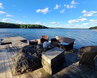 Cottage on the lake! Beautiful 4 bedroom + 3 bath! - Apsley