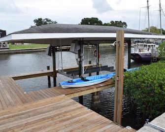 Amazing, completely renovated waterfront home with boat dock - Apollo Beach - Piscina
