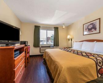 Super 8 by Wyndham Denton - Denton - Makuuhuone