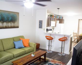 Clean And Comfy Conway Townhome! - Conway - Living room