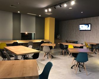 ibis budget Surabaya Diponegoro - סוראבאיה - מסעדה