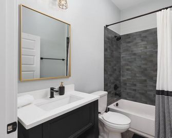 Luxury Design Condo, Close to Downtown Broadway & Coffee - Nashville - Bathroom