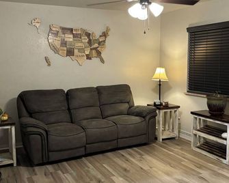 Charming Duplex with New AC & heater with WiFi - La Junta - Living room
