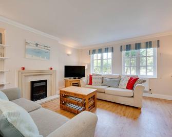 7 Sanctuary - Leiston - Living room