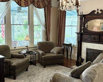 Hoyt House Luxury Bed & Breakfast - Fernandina Beach - Living room