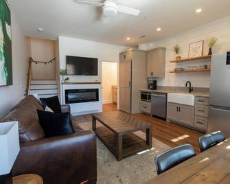 Modern Townhome with Balcony Located on Main St. In Downtown Blowing Rock - Blowing Rock - Obývací pokoj