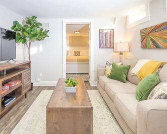 Cozy Retreat - Walk To Unc - Free Cruiser Bikes - Greeley - Living room