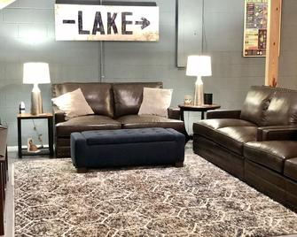 Lakefront- Stay, Soak, Paddle, Play & Relax! On Lake Lookout in Catawba, NC - Claremont - Living room