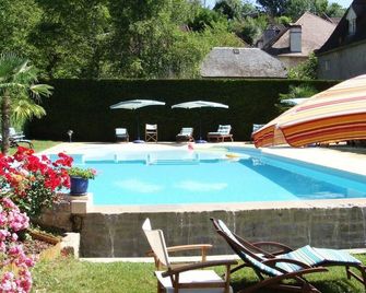 Logis Hotel Grangier - Saint-Sozy - Pool
