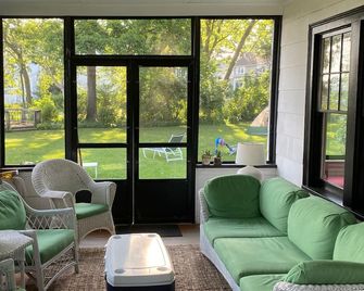 Cozy Beach House: Shared Private Beach, Incredible Sand Bar, Stunning Views - Westbrook - Wohnzimmer