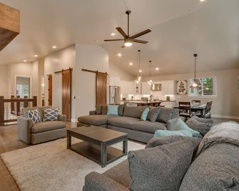 Sierra Escape - Five Bedroom Home - South Lake Tahoe - Living room