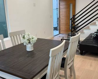 Brand New 2 Bedroom 3 Bathroom House 2 miles from Downtown LA - Los Angeles - Essbereich