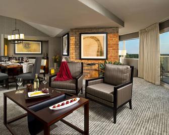 Eaglewood Resort and Spa - Itasca - Living room