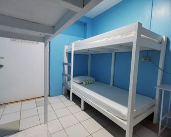 Resort's Side Hostel Near Shangrila - Lapu-Lapu City