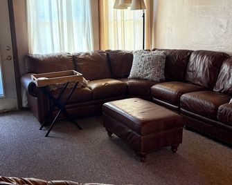 Cozy Slope Side Retreat: Ski/Sun/College Trips/Girls Trip/Upstate Getaway - Cortland - Living room