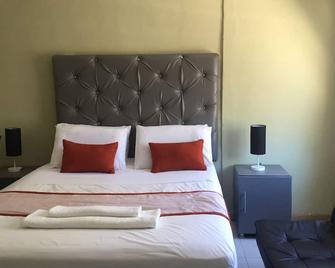 The New Mall Guesthouse - Maun - Bedroom