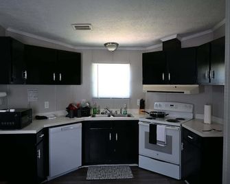 Château Nineteen. 2 BR/2 BA house in Lithia Springs with WiFi, AC, coffee bar. - Lithia Springs - Keuken