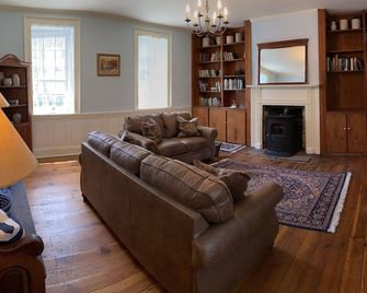 Historic stone farmhouse with rail trail and river access - Hollidaysburg - Sala de estar